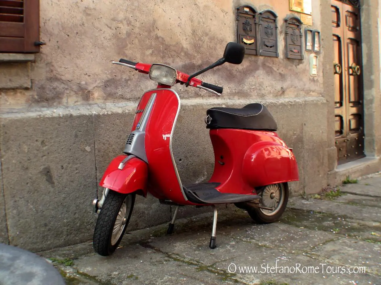 Drunk rider of electric scooter sustains injuries in road collision