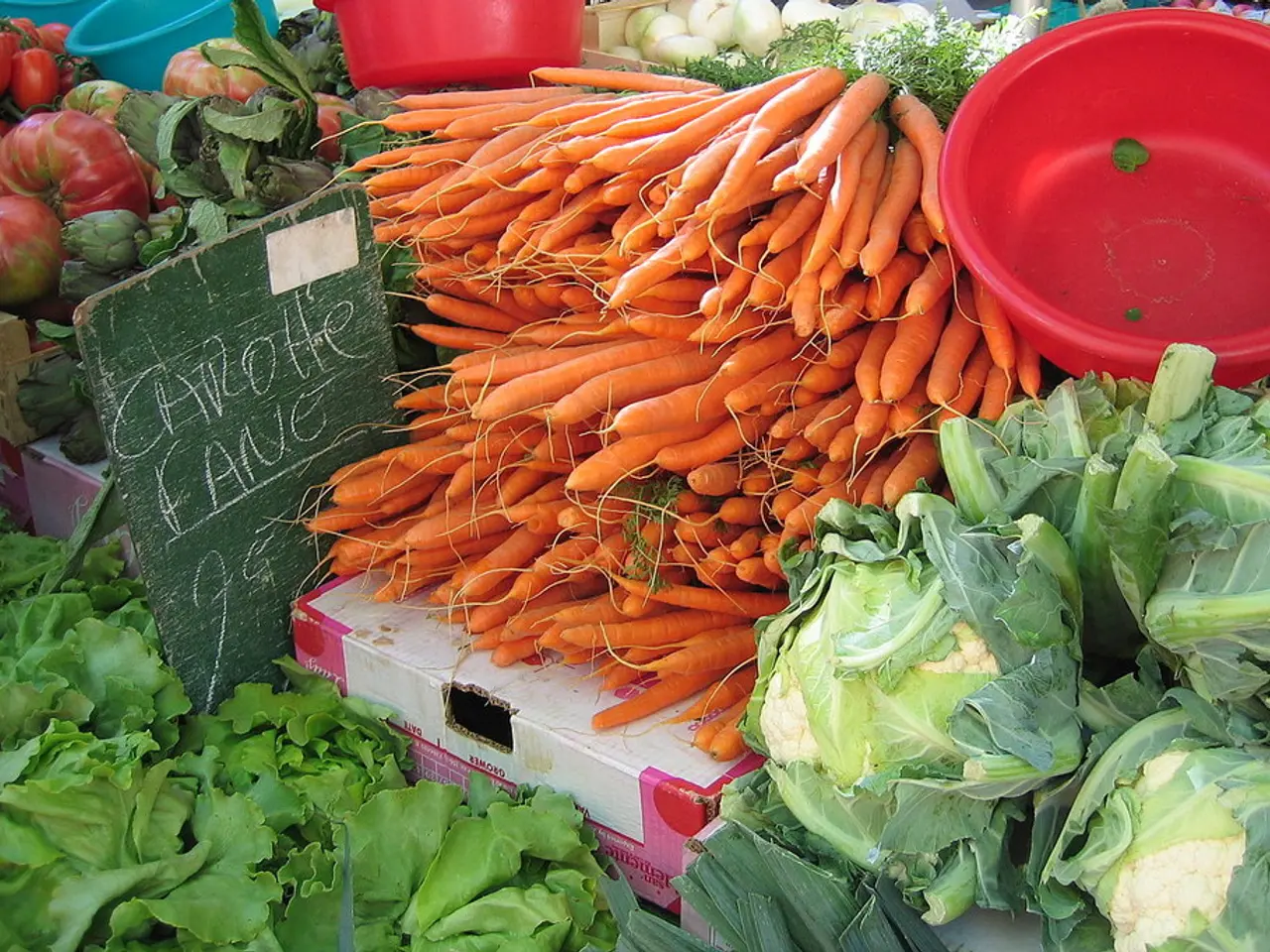 In this picture there are carrots and cauliflower and leafy vegetables and other vegetables and...