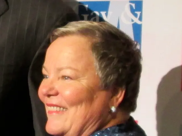 Holly Shelton inquires about the potential lifespan-extending capabilities of the Oura ring.