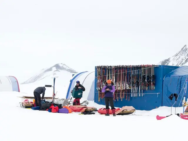 Vacationer in the Alps injured due to a stone fall