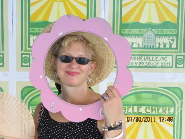 As we can see in the image there is a woman wearing cream color hat, black color goggles and black...